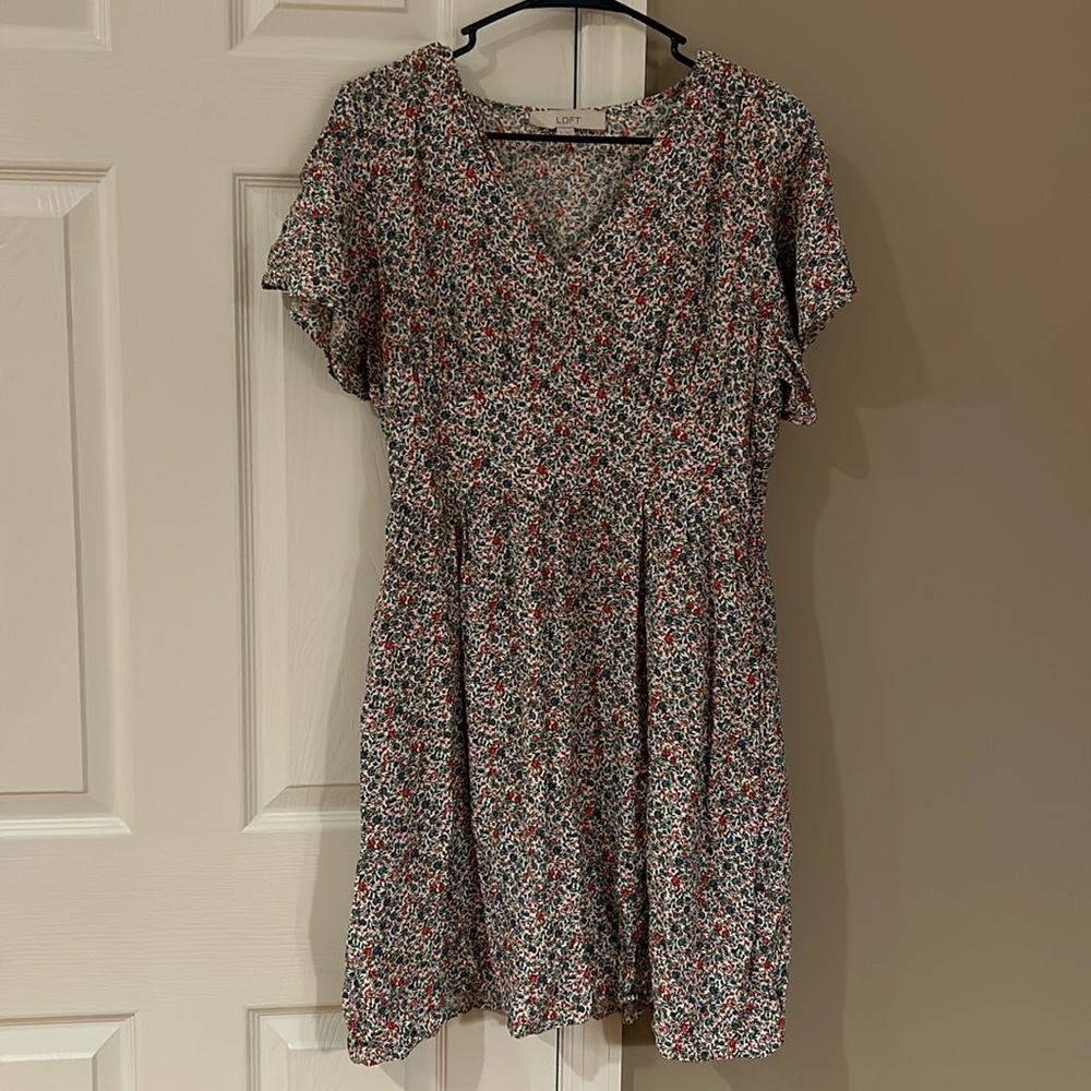 Loft women’s short sleeve dress, size 10, v-neck, floral, multicolor